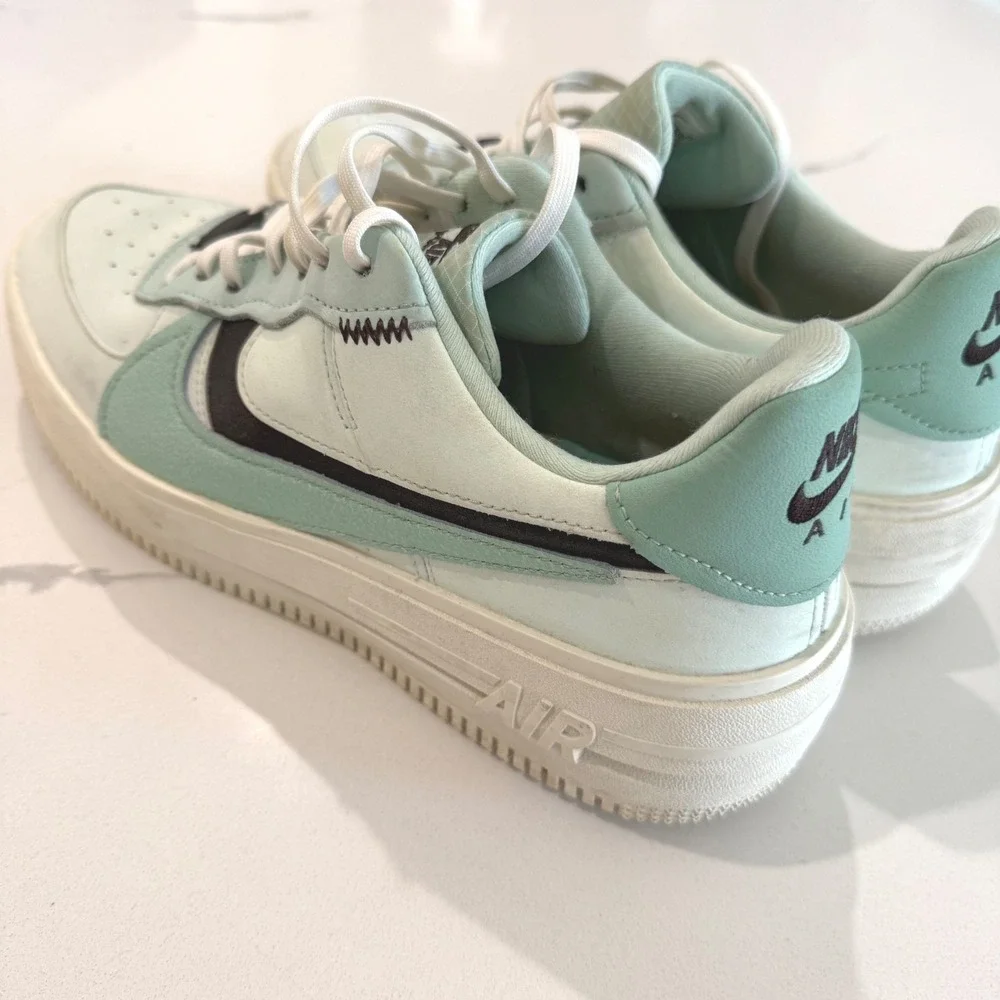 Nike‎ Air Force 1 Low Platform Swoosh Womens Size 10 Sneakers Shoes DX3730-300